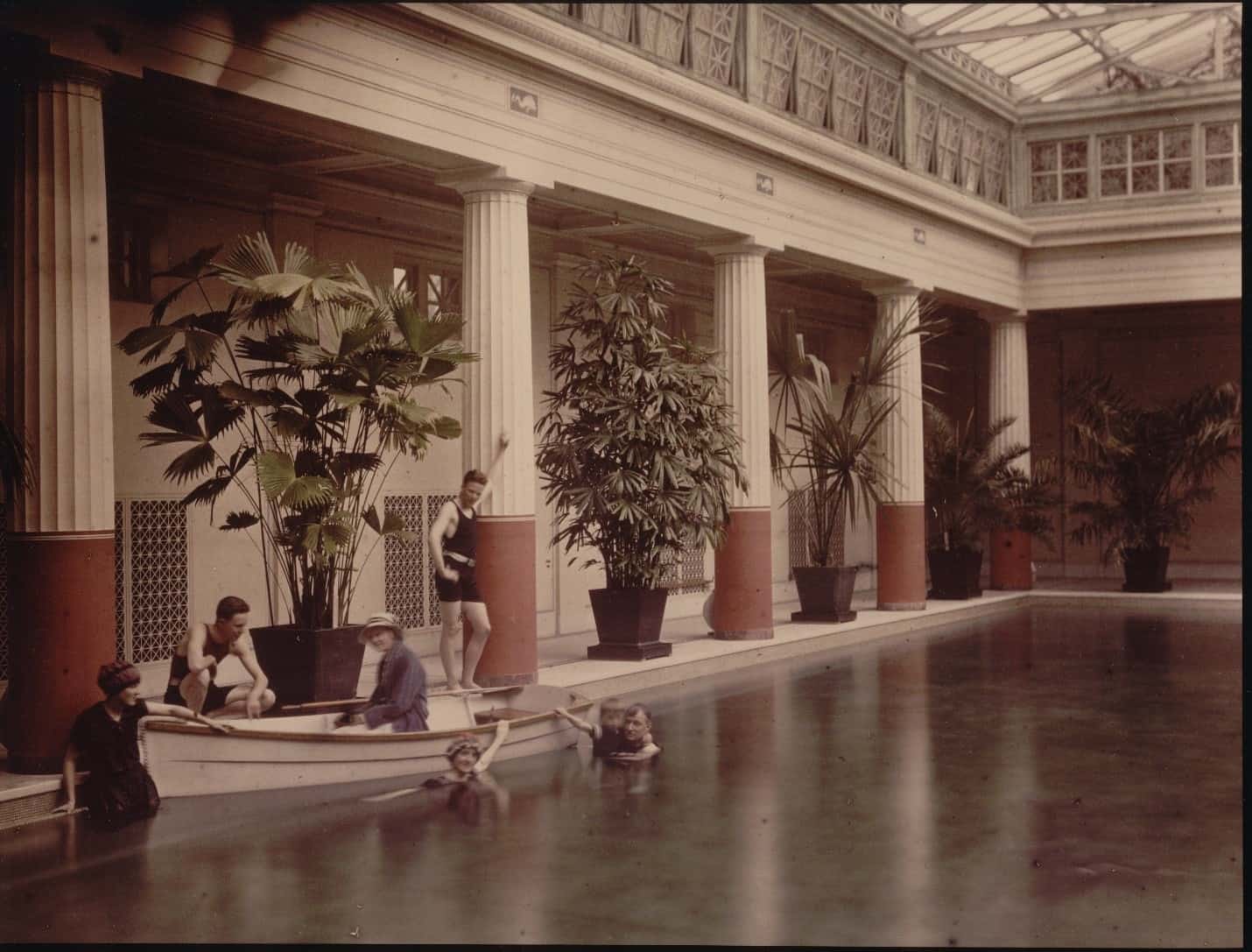 1911 : A Pool Building
